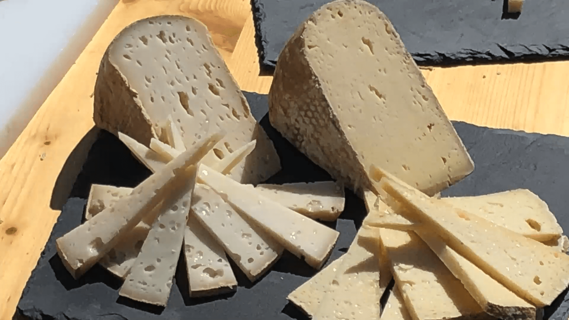 TVDiCi La tomme des Pyrénées, à croûte noire ou dorée, une IGP de nos montagnes.